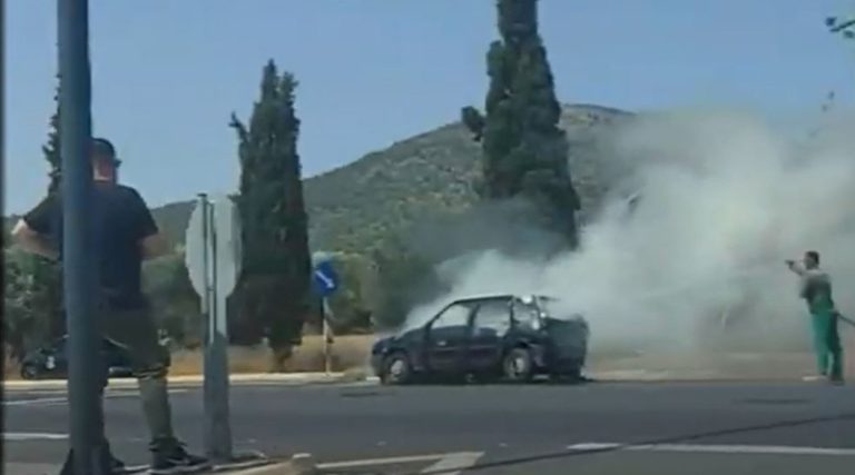 Αυτοκίνητο τυλίχτηκε στις φλόγες στη μέση της Λεωφόρου Λαυρίου (βίντεο)