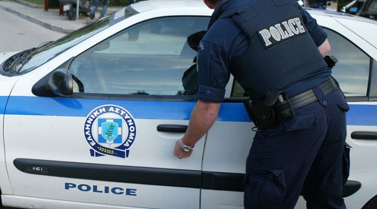 Συνέλαβαν αστυνομικό που έκανε ελέγχους στο Μενίδι – Είχε μαζί του και δύο γυναίκες