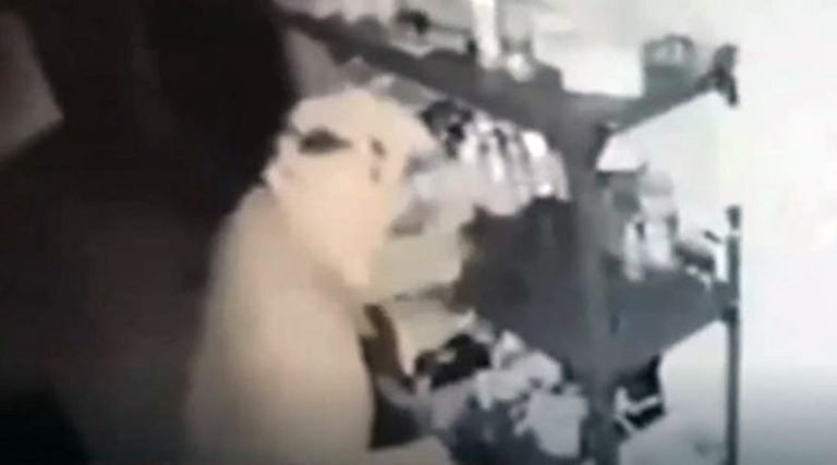 Εφιάλτης έχει γίνει διαρρήκτης στο Κορωπί – Έχει ρημάξει όλα τα μαγαζιά (βίντεο)