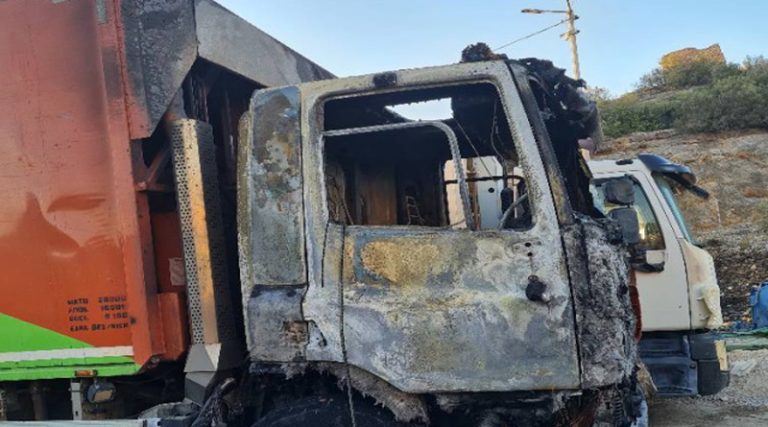 Η φωτιά στο αμαξοστάσιο του Δήμου Μαρκοπούλου προκάλεσε ζημιές
