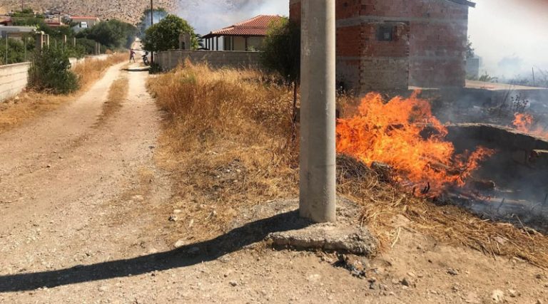 “Οι φλόγες… ακουμπάνε τα σπίτια μας”! Μαίνεται η φωτιά στην Φέριζα Σαρωνικού (φωτό)