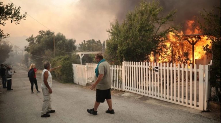 Καίγεται το σπίτι της Κατερίνας Στεφανίδη στην Παλλήνη!