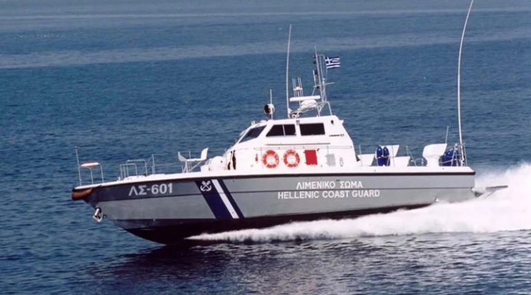 Θρίλερ με ανατροπή σκάφους!  Επιχείρηση του Λιμενικού – Βούτηξαν στη θάλασσα για να σωθούν (φωτό+βίντεο)