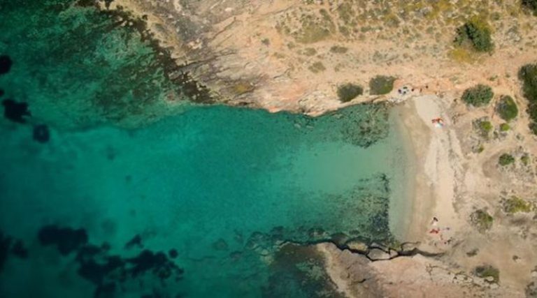 Η παραλία με τα γαλοζοπράσινα νερά που βρίσκεται ανάμεσα σε Αρτέμιδα και Πόρτο Ράφτη (βίντεο)