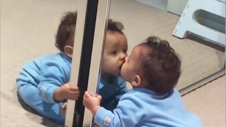 Μωρά βλέπουν για πρώτη φορά τον εαυτό τους στον καθρέφτη! (ξεκαρδιστικό βίντεο)