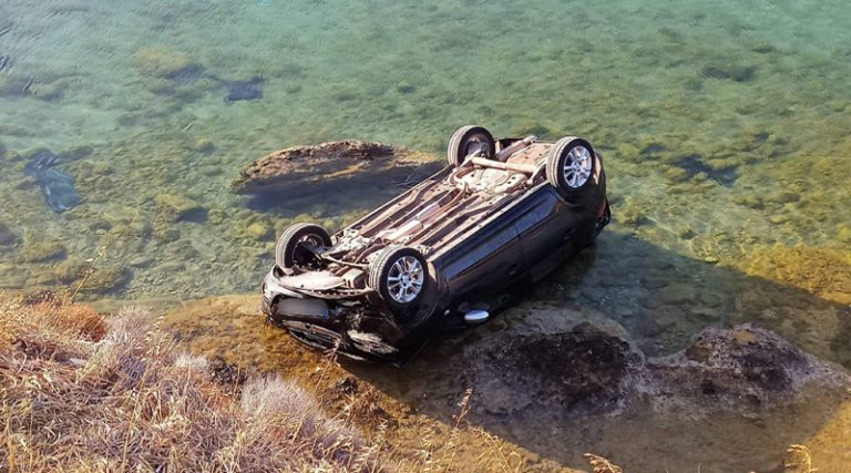 Αυτοκίνητο έπεσε στη θάλασσα στην Βραυρώνα!!!