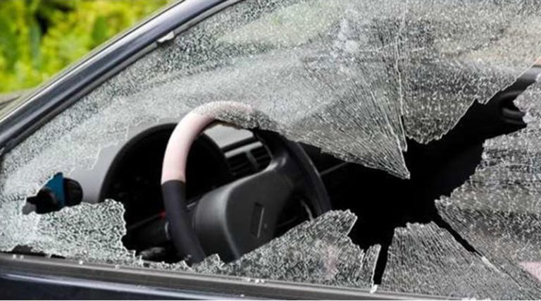 Ανάβυσσος: Διέρρηξαν αυτοκίνητο στο πάρκινγκ του Λιμεναρχείου! Βούτηξαν τσαντάκι με χρήματα και πολύτιμα έγγραφα