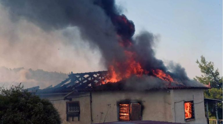 Μαραθώνας: Σπίτι στη Λεωφόρο Σχοινιά έγινε παρανάλωμα του πυρός