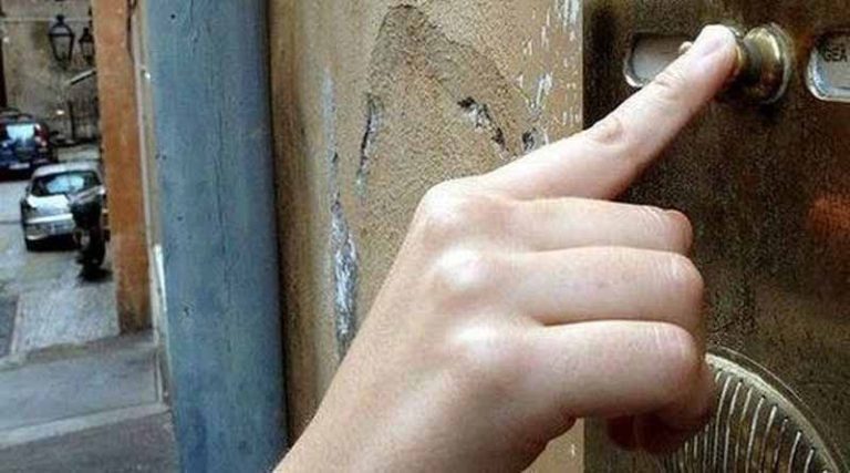 Προσοχή! Ζευγάρι Ρομά χτυπάει κουδούνια για να “μπουκάρουν” σε σπίτια!