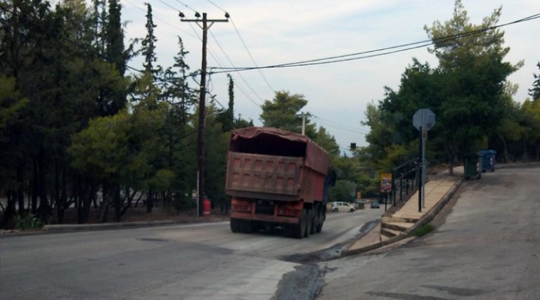 Πανόραμα Βούλας: “Φορτηγούπολη γίναμε – Εκατοντάδες τόνοι από μπάζα στην περιοχή”