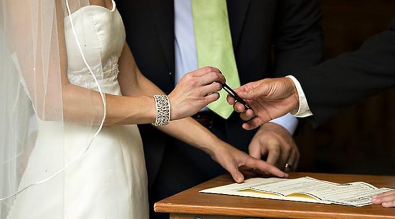 “Προσπαθώ τόσο καιρό να παντρευτώ με πολιτικό γάμο στον Δήμο Αχαρνών και δεν βρίσκω άκρη”