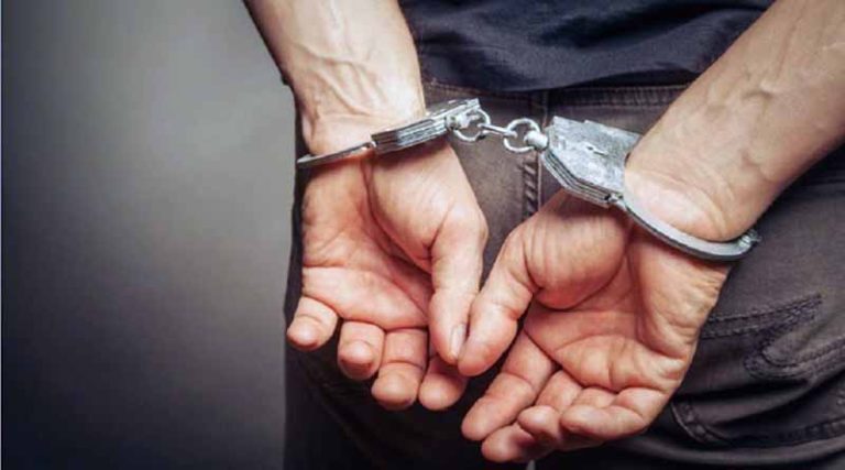 Συνέλαβαν τον διαρρήκτη που έκλεβε καταστήματα σε Λαυρεωτική και Σαρωνικό