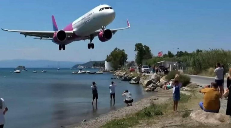 Αεροπλάνο προσγειώνεται στην παραλία της Αρτέμιδας!!!