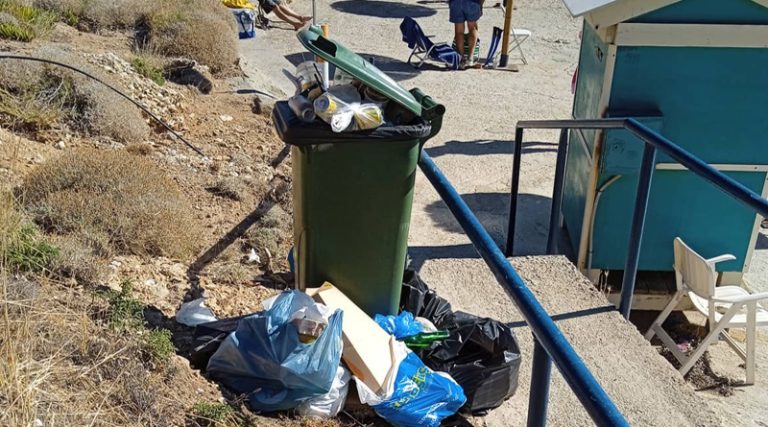 Κάποιος ξέχασε να αδειάσει τον κάδο σκουπιδιών στο Μπλε Λιμανάκι (φωτό)
