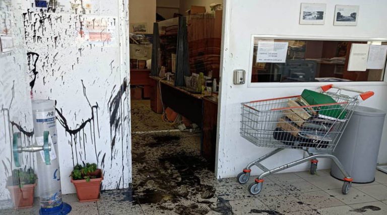 “Μακελειό” στην Πολεοδομία Παλλήνης! 80χρονος σε αμόκ επιτέθηκε με καυστικό υγρό σε υπαλλήλους (φωτό+βίντεο)