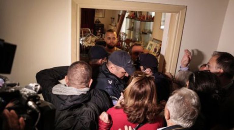 Εφιάλτης για τη δημοσιογράφο Ιωάννα Κολοβού – Έχασε το σπίτι της σε πλειστηριασμό και έσπασαν την πόρτα με πριόνι