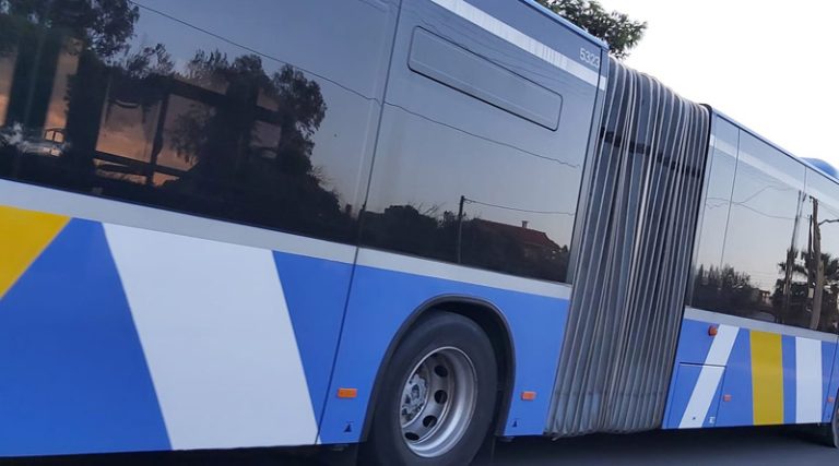 Σαρωνίδα: Οδηγός λεωφορείου έδωσε το τιμόνι σε μια 15χρονη! (βίντεο-ντοκουμέντο)