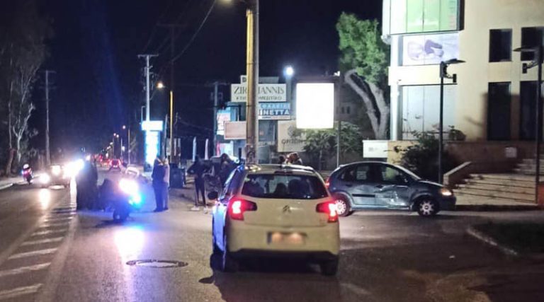 Τροχαίο στην Αρτέμιδα: Αυτοκίνητο συγκρούστηκε με μηχανή! Στο νοσοκομείο ο οδηγός