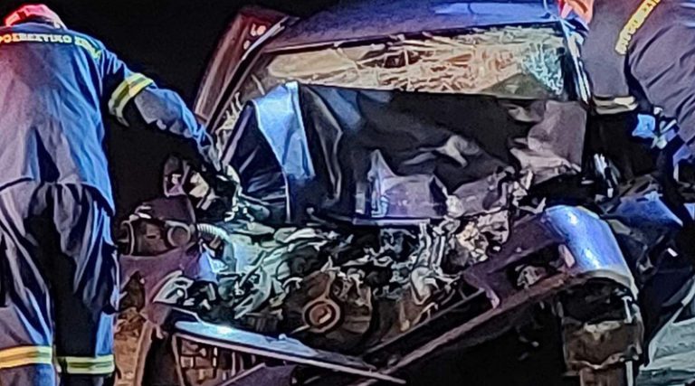 Εικόνες σοκ από το τροχαίο στην Αρτέμιδα! Σπαράλια το αυτοκίνητο που ανέσυραν νεκρό τον 43χρονο
