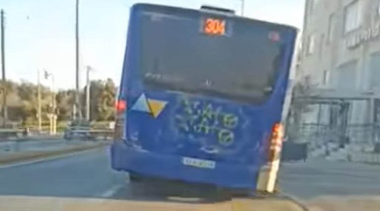 Σπάτα: Λεωφορείο – τρόμος! “Mπατάρει” από τη μια πλευρά (βίντεο)