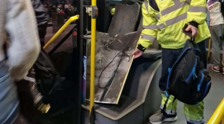 Κατέρρευσε κομμάτι της οροφής λεωφορείου πάνω σε επιβάτες σε δρομολόγιο για Σπάτα (φωτό)
