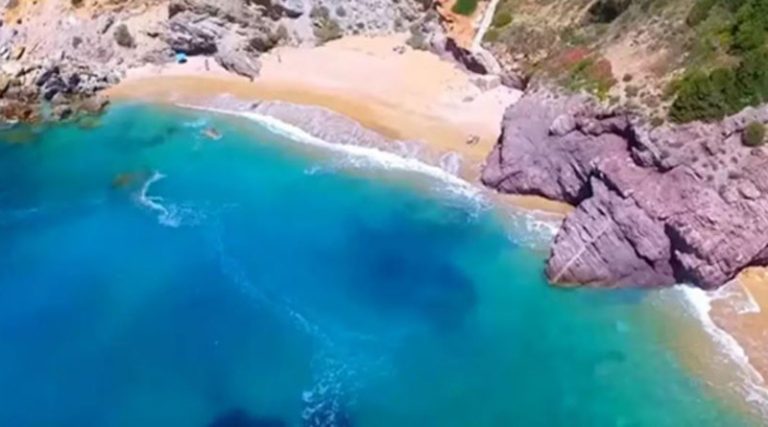 Η παραλία της Αττικής με τα 99 σκαλοπάτια που μοιάζει με τις Κυκλάδες