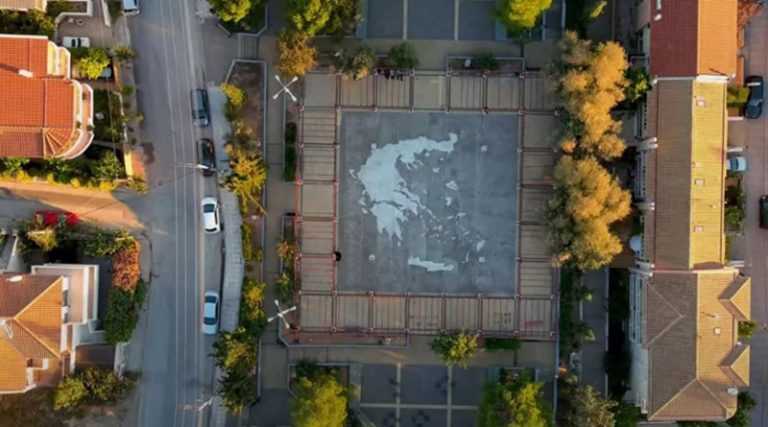 Πλατεία «Ελλάς»: Η εντυπωσιακή πλατεία που χωράει μέσα της όλη την Ελλάδα
