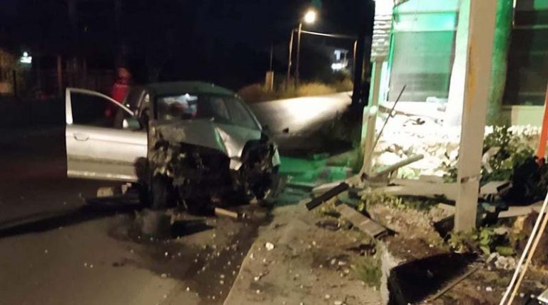 Αρτέμιδα: Αυτοκίνητο “καρφώθηκε” σε κατάστημα – Δύο τραυματίες – Σοκαριστικές εικόνες! (φωτό)