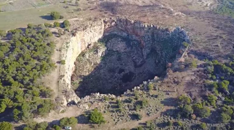 Ο γιγάντιος – “ρομαντικός” κρατήρας της Ανατολικής Αττικής σε σχήμα καρδιάς