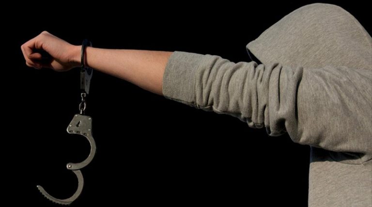 Σοκ στις Αχαρνές! Συνέλαβαν 13χρονο για κλοπές και ληστείες – Ψάχνουν άλλους 4 ανήλικες