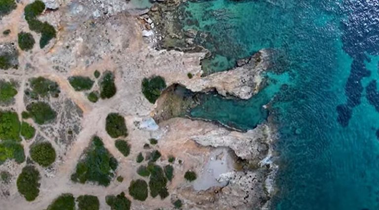 Η μυστική ερωτική παραλία της Ανατολικής Αττικής βρίσκεται στο Λαύριο