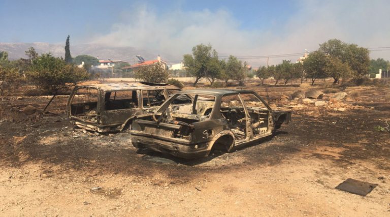 Μια προσαγωγή για τη φωτιά στον Κουβαρά –  Έχουν καεί σπίτια σε Σαρωνίδα, Λαγονήσι, Ανάβυσσο