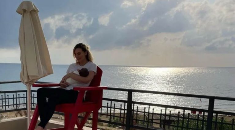 Αρτέμιδα: Η Ιωάννα Μαλέσκου με μαγιό στην παραλία ποζάρει αγκαλιά με τη μπέμπα της (φωτό)