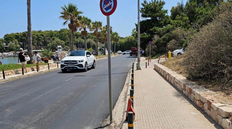 Βουλιαγμένη: Έστρωσαν καινούργια άσφαλτο και άφησαν την πινακίδα στη μέση του δρόμου