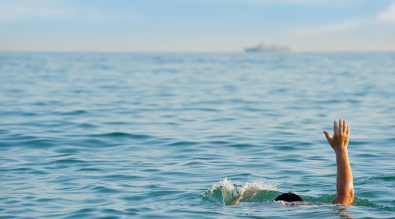 Βουλιαγμένη: Τραγικό! Έχασε τη ζωή της ενώ κολυμπούσε