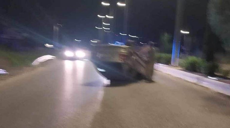 Ανατράπηκε αυτοκίνητο στη Λεωφόρο Σπάτων-Αρτέμιδος – Άγιο είχε ο οδηγός (φωτό)