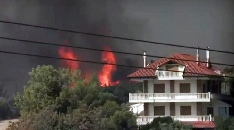 “Καίγεται” η Πάρνηθα! Η φωτιά έφθασε στα πρώτα σπίτια – Ποιες περιοχές εκκενώνονται