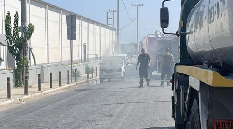Ραφήνα: Πανικός από φωτιά σε αυτοκίνητο στην οδό Ευβοϊκού (φωτό)