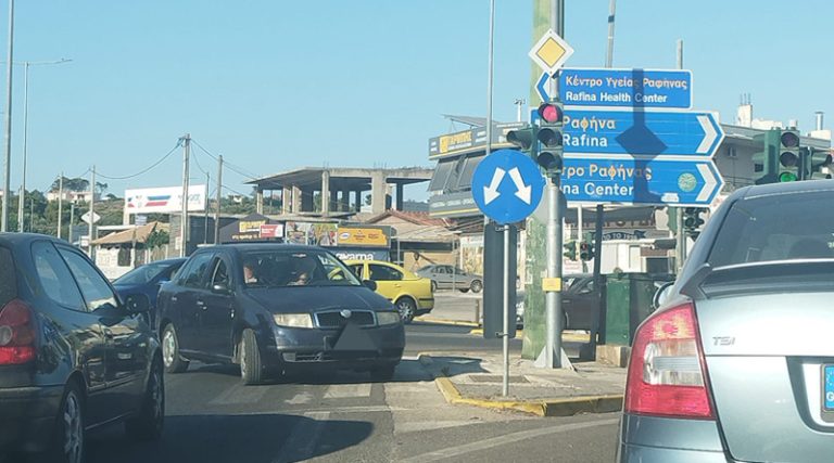 Ηλικιωμένη οδηγός διέσχισε ανάποδα τη Λ. Μαραθώνος για να στρίψει στη Διασταύρωση προς Ραφήνα