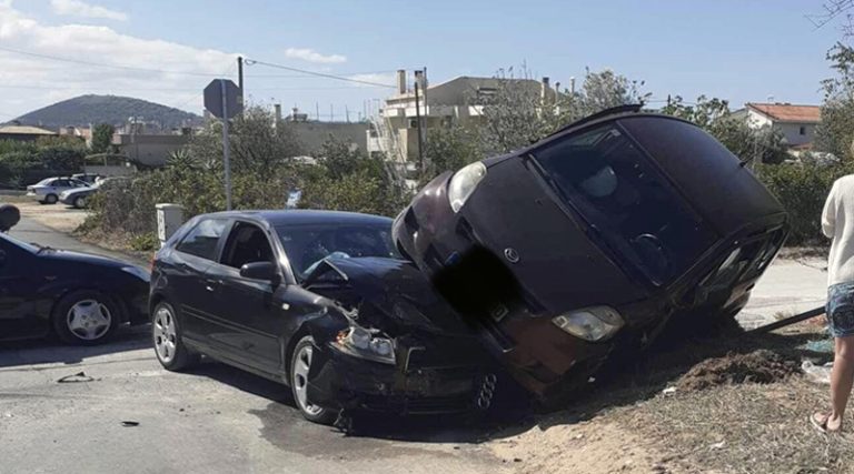 Τροχαίο-σοκ στην Αρτέμιδα! Το ένα αυτοκίνητο βρέθηκε πάνω από το άλλο