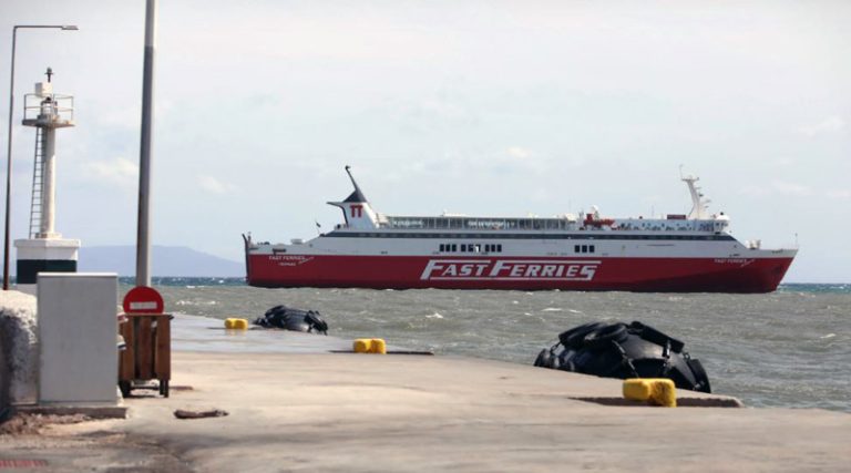 Ραφήνα: Ταλαιπωρία για 734 επιβάτες – Το πλοίο παραμένει στο λιμάνι για πάνω από 5 ώρες