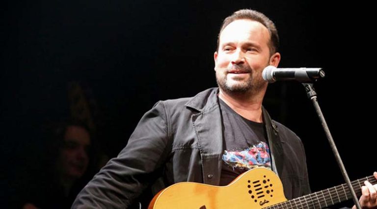Ο Κώστας Μακεδόνας σε μια μοναδική συναυλία στη Ραφήνα