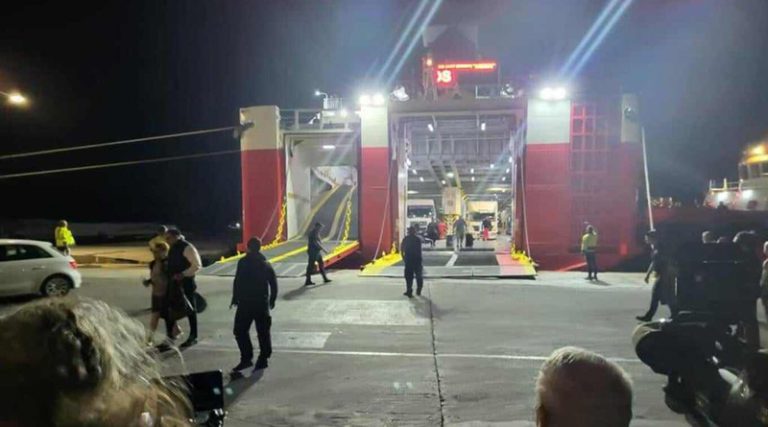 Οργή και αγανάκτηση! Το «Fast Ferris Andros» έδεσε στο λιμάνι της Ραφήνας μετά από 18 ώρες (φωτό+βίντεο)