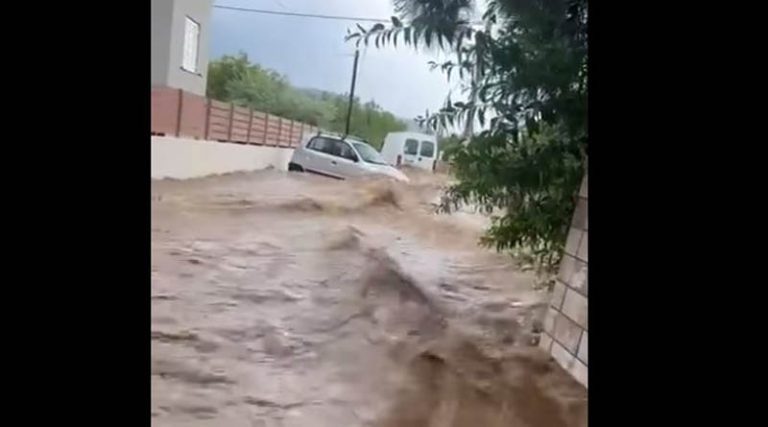 Η βροχή παρέσυρε αυτοκίνητα στην Παλαιά Φώκαια (βίντεο)
