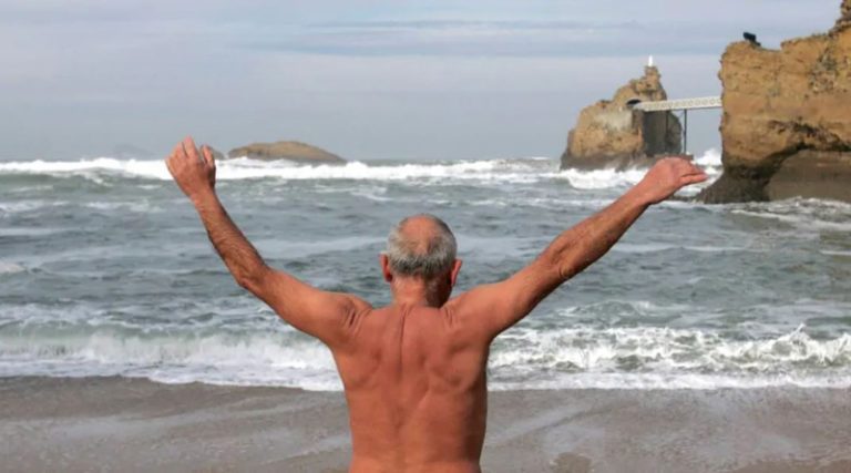 Άνδρας κάνει γυμνός μπάνιο σε παραλία στο Μάτι – Τον “μάζεψαν” άνδρες της ΔΙΑΣ
