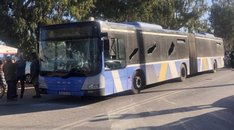 Βίντεο-ντοκουμέντο: Η στιγμή που άνδρας σε αμοκ καταστρέφει λεωφορείο στην Αρτέμιδα
