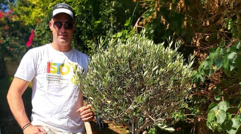 Σπύρος Πάντζας: Η συμβολική κίνηση με τις ελιές που φύτεψε στον κήπο του