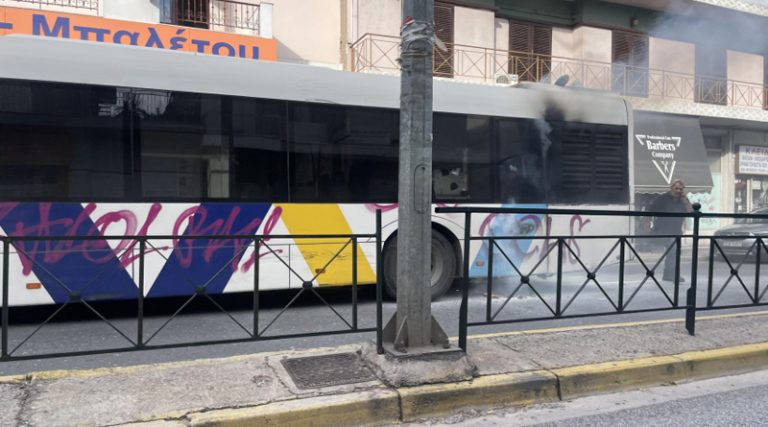Λαχτάρα για τους επιβάτες λεωφορείου που πήρε φωτιά στο κέντρο της Παλλήνης