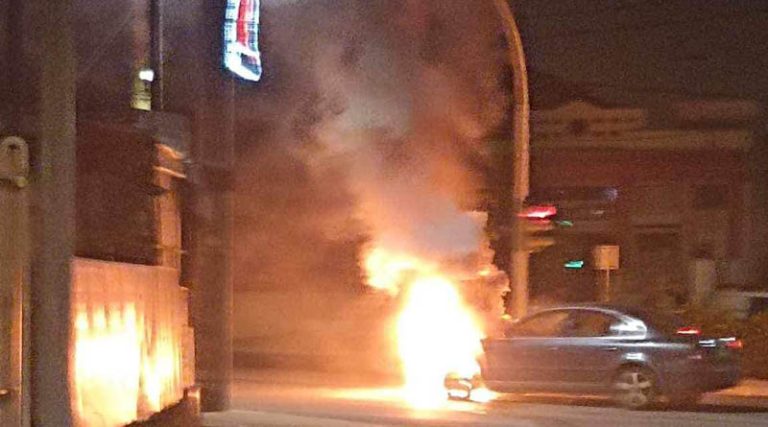 Πανικός στην Αρτέμιδα! Αυτοκίνητο πήρε φωτιά στον δρόμο
