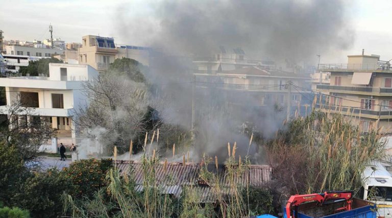Φωτιά στη Ραφήνα: Κινητοποίηση των εργαζομένων του Δήμου για βοήθεια στον ιδιοκτήτη του σπιτιού